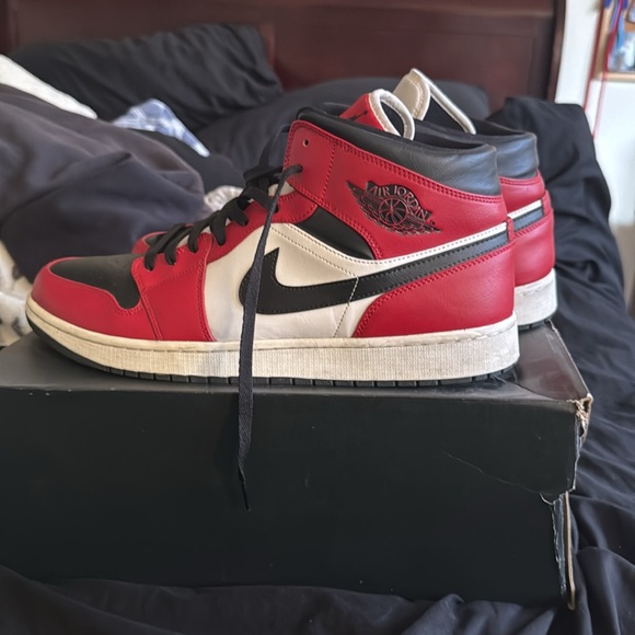 Jordan 1 Mid - Picture 3 of 5